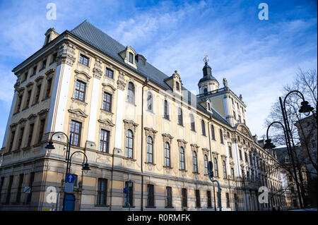 Universität Wroclaw, Hauptgebäude, Niederschlesien, Polen. Barocke Fassade mit blauen, bewölkter Himmel Hintergrund. Stockfoto