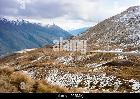 Die Crown Range Road zwischen Wanaka und Queenstown, Neuseeland. Winter, verschneite Landschaft, Blick auf den See Wakatipu Stockfoto