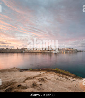 Dramatischer Sonnenaufgang über Valletta Stockfoto