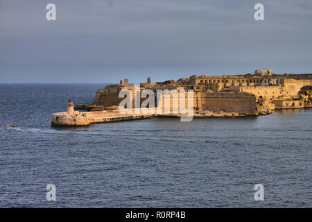 Ricasoli Osten Wellenbrecher von Valletta, Malta betrachtet Stockfoto