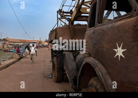 Bissau, Republik Guinea-Bissau - Februar 5, 2018: die Menschen im Hafen von Bissau melden in der Stadt Bissau, Guinea-Bissau, Westafrika Stockfoto