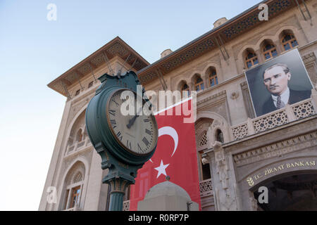 Ankara/Turkey-October 29 2018: Die alte Straße, neben der Ziraat Bankasi in Jaisalmer, einer der ältesten Banken der Türkei, Türkische Flagge auf dem buildi Stockfoto