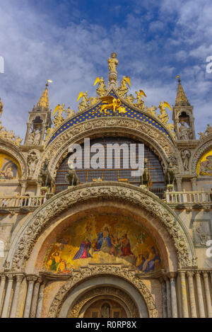 Die Patriarchale Kathedrale Basilika von Saint Mark an der Piazza San Marco, dem Markusplatz, Venedig Italien. Westfassade der Saint Mark's Basilika. Stockfoto