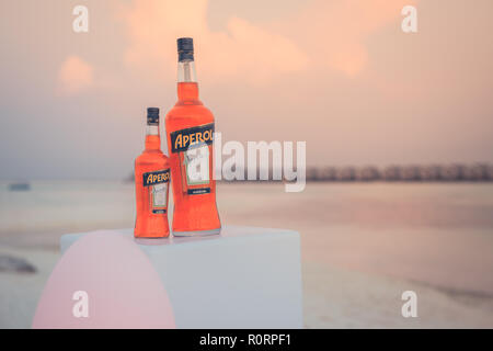 Close-up aperol Flasche Cocktail trinken, selektiven Fokus und Details, Sunset Beach. Alkoholisches Getränk Erfrischung am tropischen Strand Stockfoto