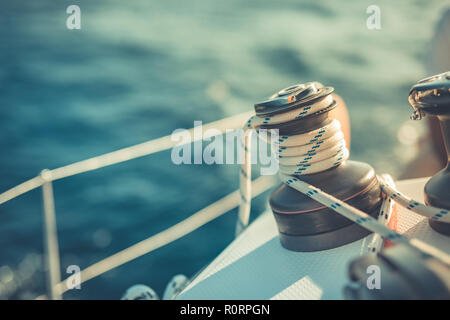 Details zu segeln Ausrüstung auf einem Boot beim Segeln auf dem Wasser in einem sonnigen Tag. Segeln Hintergrund Konzept Stockfoto