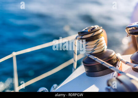 Details zu segeln Ausrüstung auf einem Boot beim Segeln auf dem Wasser in einem sonnigen Tag. Segeln Hintergrund Konzept Stockfoto