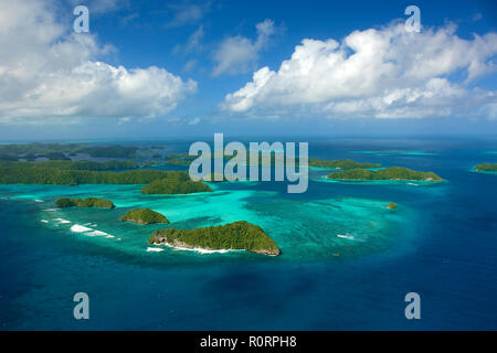 Luftaufnahme, bewaldete Inselgruppe im Westpazifik, Palau, Mikronesien | Luftaufnahme von Palau Inseln, Palau (Belau), Mikronesien Stockfoto