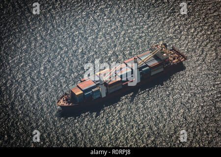 Große Container Schiff auf dem Meer - Luftbild. Deep sea mit Frachtschiff Stockfoto