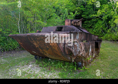 Verrosteter Panzer aus dem 2. Weltkrieg im Dschungel, Palau, Mikronesien | Rostiger Tank des Zweiten Weltkrieges im Jungle, Palau, Mikronesien Stockfoto