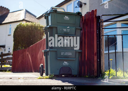 Allgemeine Ansicht eines recycling Bins in einer Wohnstraße in Mochdre, Wales, als Conwy Rat eine Regelung einführen, nicht verwertbaren Haushalt warst zu sammeln Stockfoto