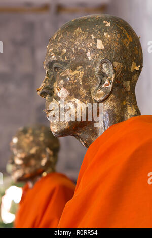 Profil ansehen auf einen Buddha Statue mit goldenen Blätter im Wat Chalong buddhistischen Tempel in Chalong, Phuket, Thailand abgedeckt Stockfoto