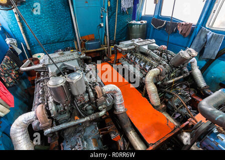 Big Boat Motor in einem touristische Fahrgastschiff in Thailand Stockfoto