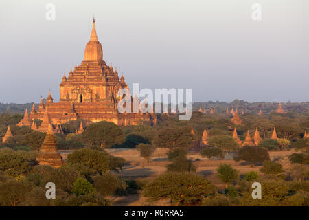 Warmen Sonnenuntergang auf der Sulamani Tempel in Bagan, Myanmar (Birma) Stockfoto