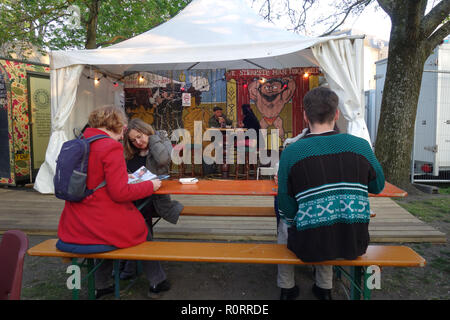 Lebensmittel Zelt am Brighton Fringe Festival, Brighton, Großbritannien Stockfoto