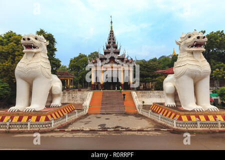 Buddhistische lion Statuen bewacht den Eingang des Mandalay Hill in Myanmar (Birma) Stockfoto