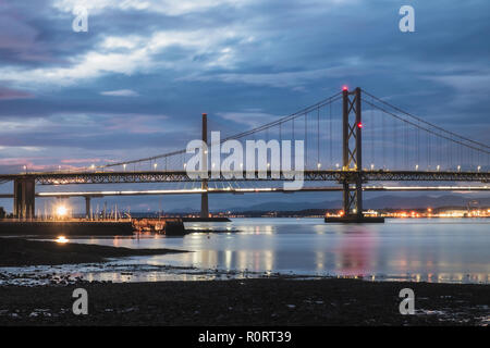 Nacht Blick auf zwei Brücken, Forth Road Bridge und Queensferry Kreuzung. Schottland, Vereinigtes Königreich Stockfoto