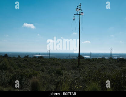 Wilde Landschaft und Ackerland entfernt in der Hintergrundbeleuchtung, im Herbst morgen von Apulien. Stockfoto