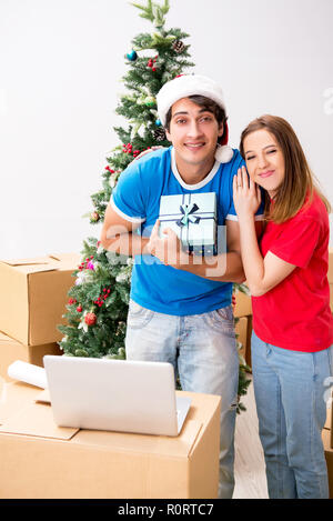 Junge Familie Weihnachten im neuen Haus feiern. Stockfoto