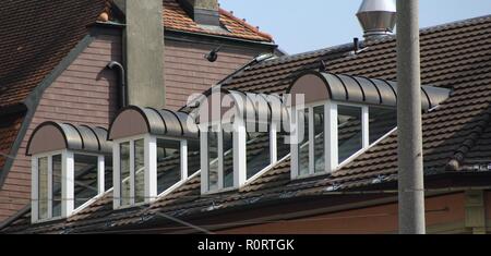 Eine Reihe von Dachfenster Stockfoto