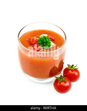 Tomatensuppe Gazpacho im Glas mit Petersilie und Gemüse auf weißem Hintergrund Stockfoto