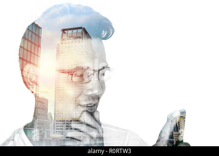 Double Exposure Mann mit Brille mit Smartphone mit Lächeln und glücklich und Innenstadt. Stockfoto