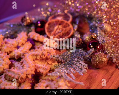 Spritz Weihnachten Kekse Cookies auf ein gedeckter Tisch Stockfoto