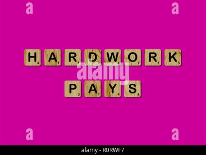 Scrabble tiles buchstabiert Motivationale zitat Scrabble Blöcke Briefe Rosa Rot Hintergrund Life zitieren induzieren Alphabet Stockfoto