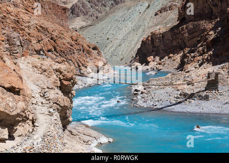 Holzbrücke über den Fluss (Tsarab Tsarap Chu) in der Nähe von Phugtal Gompa, Zanskar, Indien Stockfoto