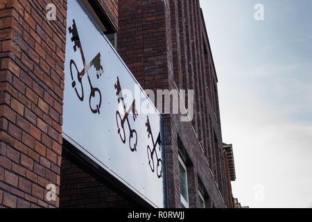 Wappen der Stadt Leiden, Niederlande. Zwei gekreuzte Schlüssel Bohrungen in Reihe auf Gebäude, Winkel anzeigen gegen den Himmel. Stockfoto