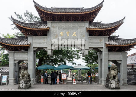 Tor in der Nähe der Eingang zum historischen Shibaozhai Tempel Stockfoto