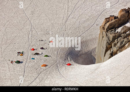 Aiguille du Midi, Chamonix, Frankreich, Auvergne-Rh ône-Alpes. Der Kletterer Basislager auf Col du Midi unter Aiguille du Midi - Blick aus der Seilbahn Stockfoto