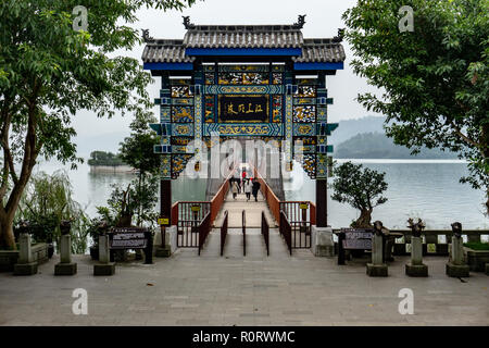 Tor und Brücke zu historischen Shibaozhai Tempel Stockfoto