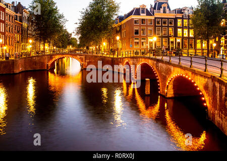 Schöne Nacht Szene aus der Stadt Amsterdam in den Niederlanden mit Kanälen und Leuchten Stockfoto