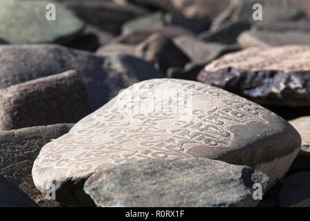 Mani Stein mit Inschrift im Bereich der Phugtal Gompa (auch bekannt als Phuktal Gompa), Zanskar, Jammu und Kaschmir, Indien Stockfoto