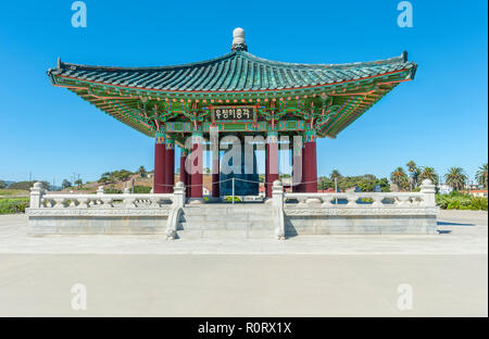 Die koreanische Bell der Freundschaft ist eine massive Bronze Glocke in einem Stein Pavillon in Angel's Gate Park untergebracht, im San Pedro Viertel von Los Angeles. Stockfoto