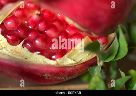 Reifer Granatapfel Obst. Stockfoto