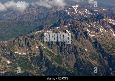 Aiguille du Midi, Chamonix, Frankreich, Auvergne-Rh ône-Alpes. Sonnige Aussicht über das Tal von Chamonix in der Aiguilles Rouges Berg massiv aus Stockfoto