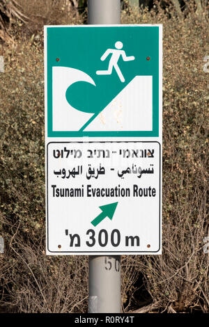 Ein Zeichen, die ein Tsunami evacuation Route in Hebräisch, Englisch und Arabisch geschrieben. Auf der Jim Spitz Radweg in Tel Aviv, Israel. Stockfoto