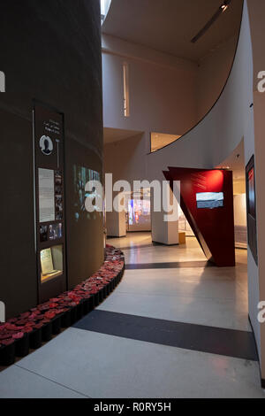 Das Innere der Yitzhak Rabin Center, ein Museum und eine Bibliothek in Tel Aviv, Israel. Stockfoto