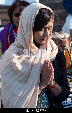 Eine attraktive Hinduistische Frau betet und meditiert mit ihren gefalteten Händen an die 2018 Diwali in Richmond Hill, Queens, New York. Stockfoto