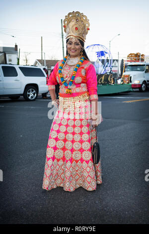 Eine wunderschöne weibliche Marscherin in der Diwali-Autokolonne von 2018, die als Göttin Lakshmi gekleidet war.in Richmond Hill, Queens, New York City. Stockfoto