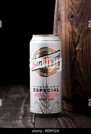 LONDON, Großbritannien - 27 April, 2018: Aluminium können von San Miguel Lagerbier neben Holzfass. Die San Miguel Bier der Marke ist die führende Marke des Sa Stockfoto