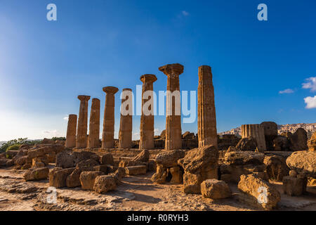 Reste von Herakles Tempel - Valle dei Templi in Agrigento, Sizilien. Unesco-Weltkulturerbe. Stockfoto