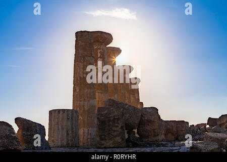 Reste von Herakles Tempel - Valle dei Templi in Agrigento, Sizilien. Unesco-Weltkulturerbe. Stockfoto