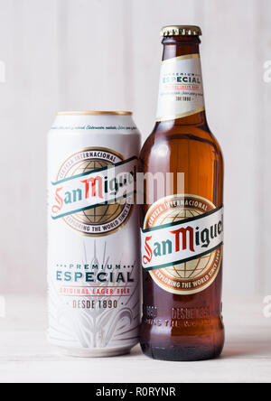 LONDON, Großbritannien - 27 April, 2018: Flasche und Aluminium können von San Miguel Bier Bier auf Holz- Hintergrund. Die San Miguel Bier der Marke ist die führende Marke Stockfoto