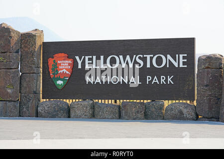 GARDINER, MT-5 SEP 2018 - Blick auf den Eingang zum Yellowstone National Park an der Grenze zwischen Montana und Wyoming, Vereinigte Staaten. Stockfoto