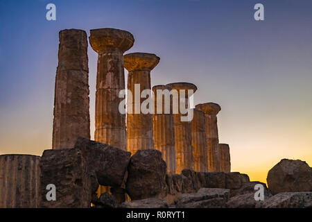 Reste von Herakles Tempel - Valle dei Templi in Agrigento, Sizilien. Unesco-Weltkulturerbe. Stockfoto