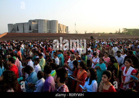 Tausende von Christen, darunter viele Katholiken beten und in einem ökumenischen Gebet Easter Sunrise Service singen vor der Bangladesch Nati Stockfoto