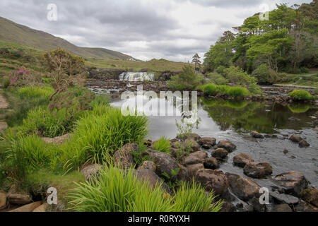 Wassermangel auf dem River Erriff im Frühjahr an Aasleagh Falls, Irland. Stockfoto