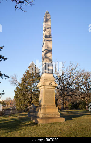 Ein Obelisk Denkmal 1885 errichtet in der Lakewood Friedhof durch das Minneapolis's Kopf Miller Association, in Erinnerung an diejenigen, die ihr Leben verloren, Stockfoto